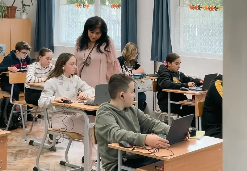 lány és fiú iskolában tanul