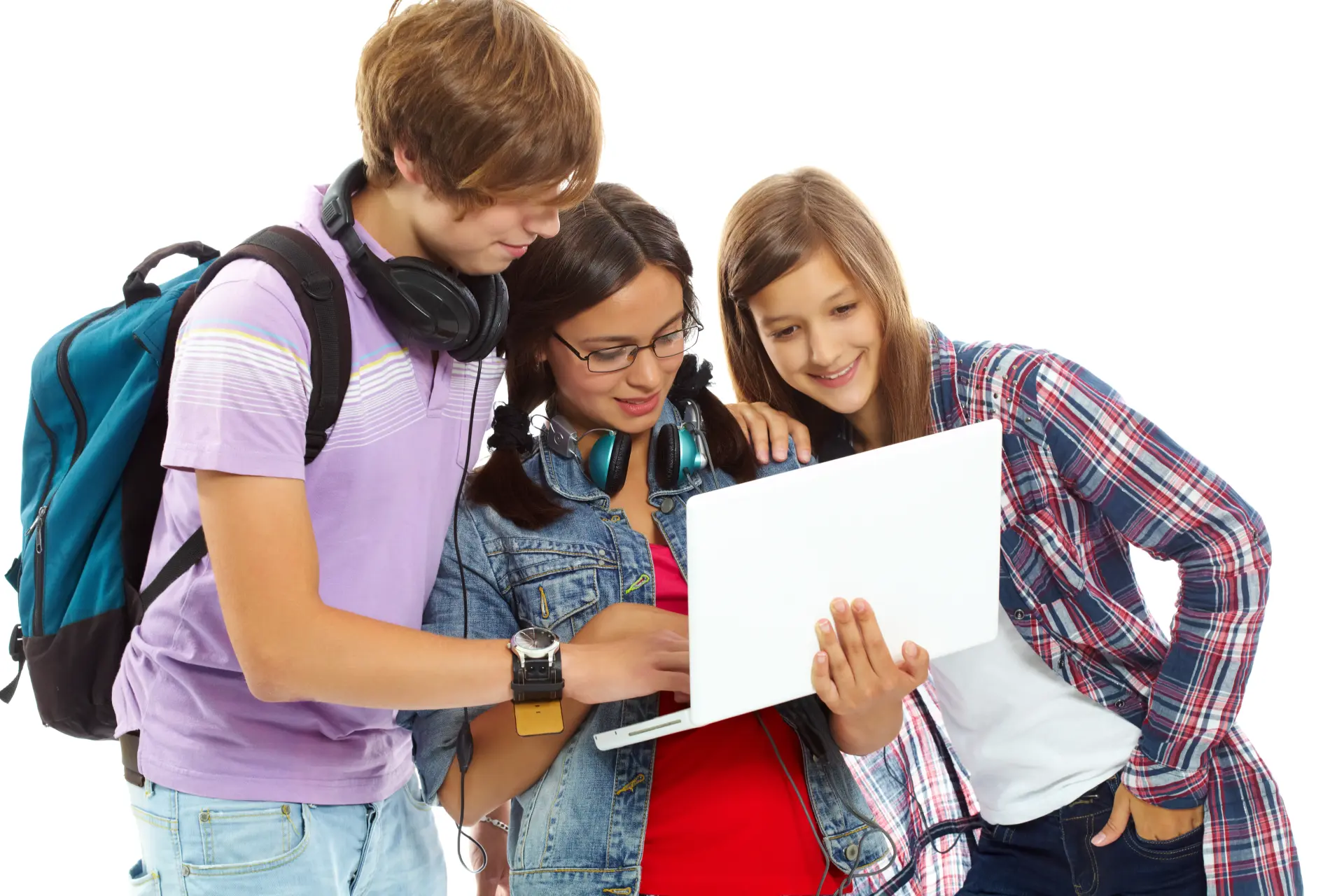laptop előtt boldog diákok