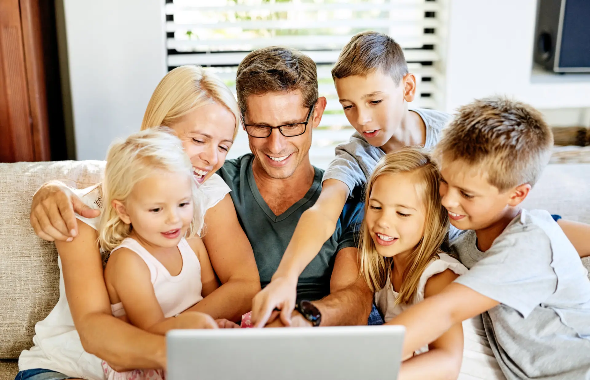 Család laptoppal