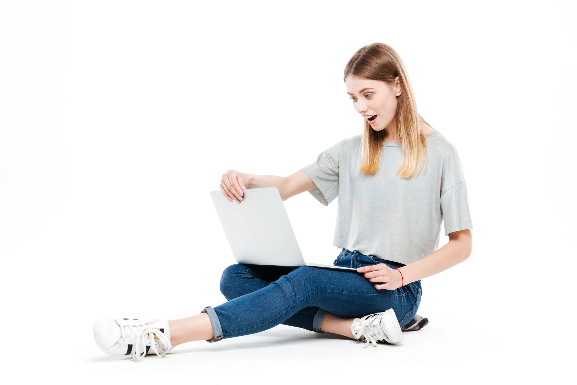 laptop előtt boldog diákok