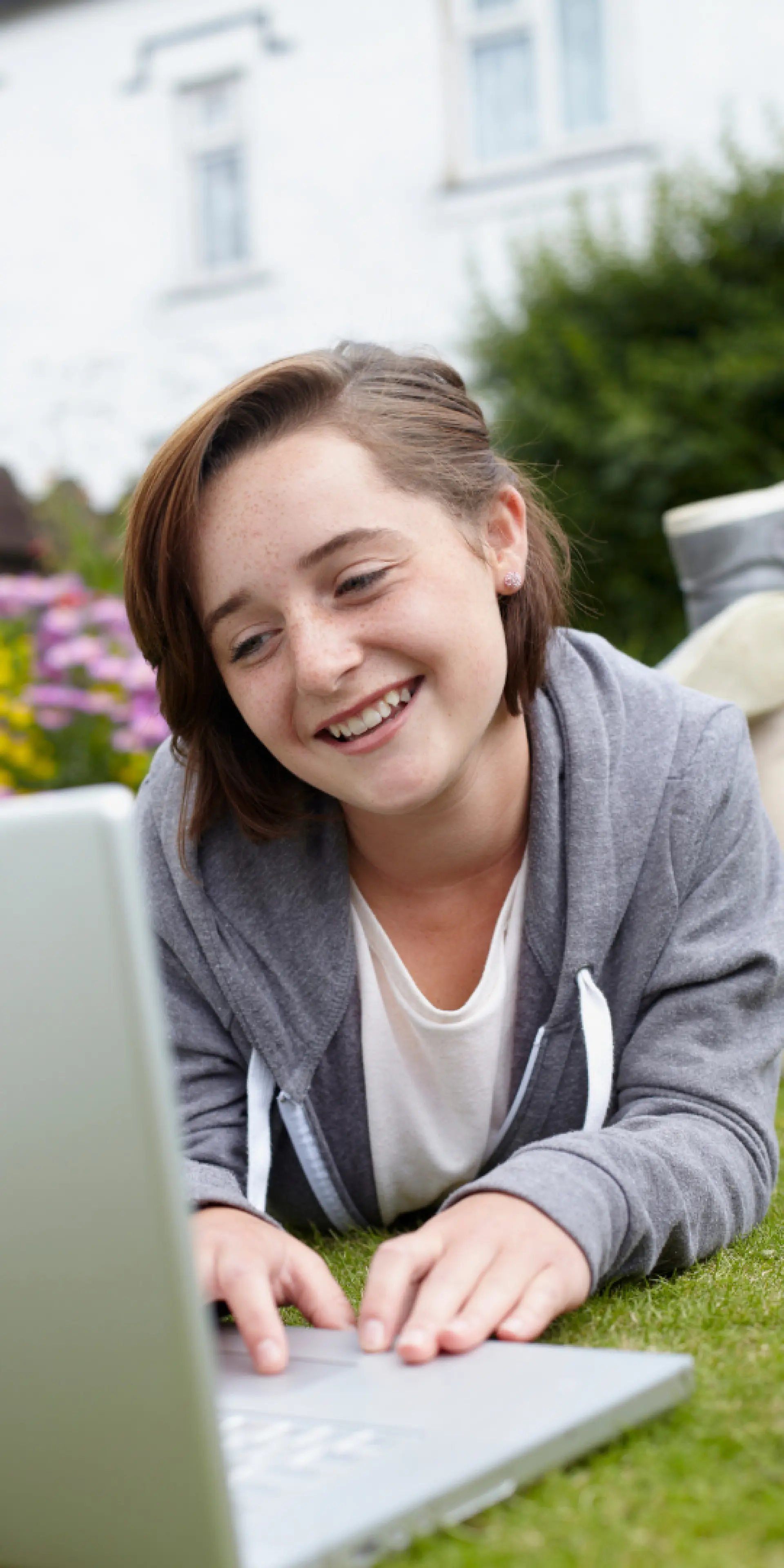 lány a laptop előtt