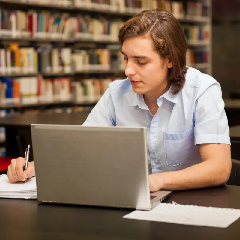 lány tanácstalanul ül laptop előtt