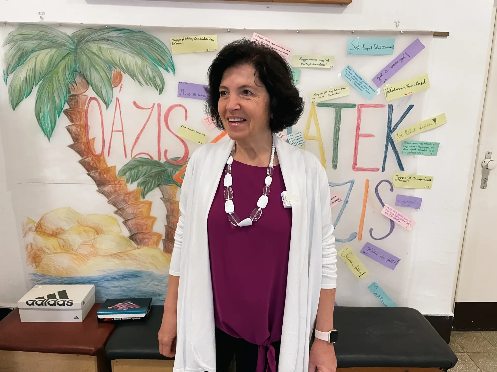 B.B. Bea a letkési iskola által készített Matek Oázis molino előtt áll mosolyogva