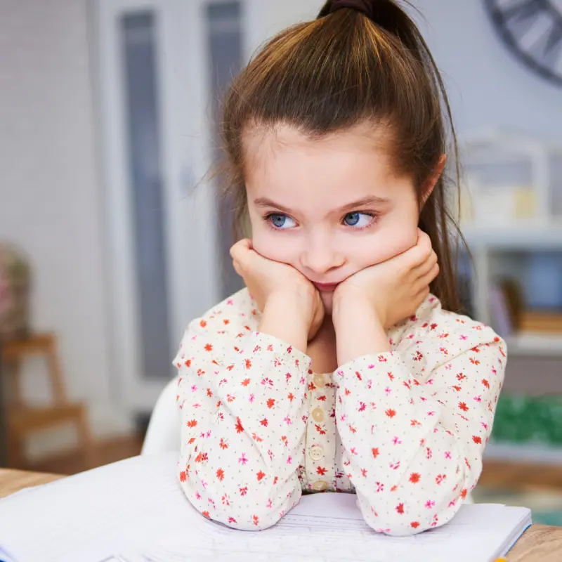 Bizonytalan másodikos kislány ül unottan