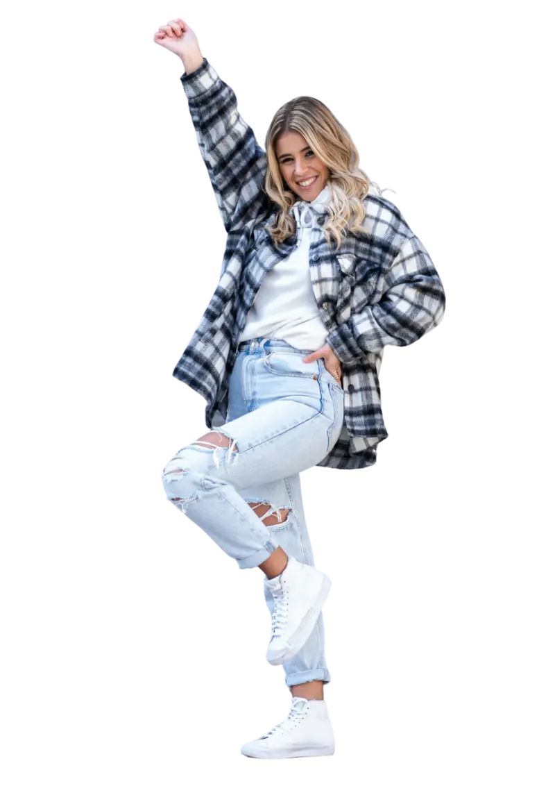 Tini lány boldogan emeli fel a kezét