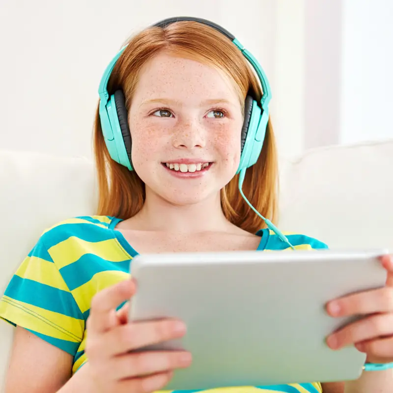 lány a tablet előtt mosolyog
