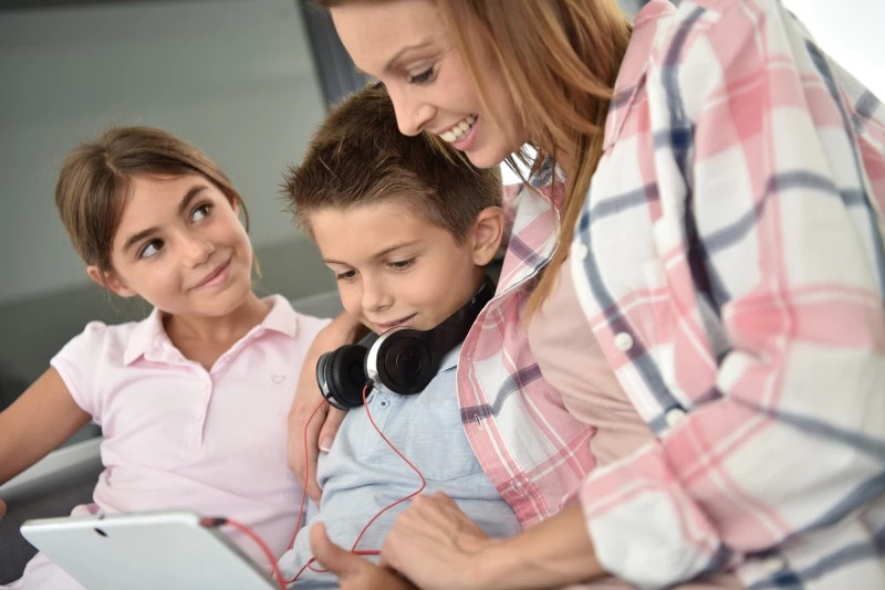 Anya és gyerekek online tanulénak