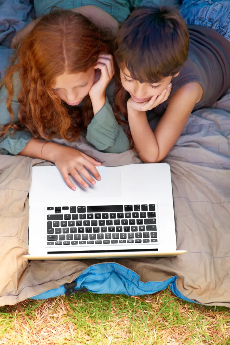 Testvérek közösen matekversenyre készülnek laptopon