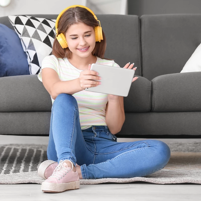 Tanuló felvételiző lány iPaden készül